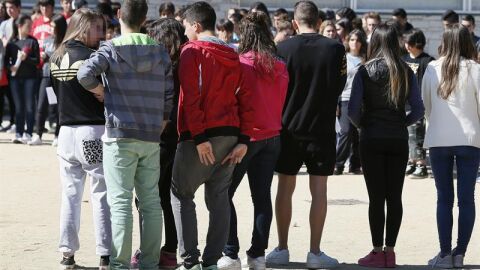 Cientos de personas han participado en los cinco minutos de silencio ante el IES Pere Vives i Vich de Igualada