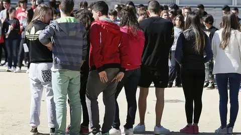 Cientos de personas han participado en los cinco minutos de silencio ante el IES Pere Vives i Vich de Igualada Cientos de personas han participado en los cinco minutos de silencio ante el IES Pere Vives i Vich de Igualada