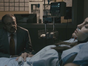 Enrique habla con María en el hospital
