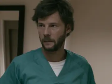 Pablo trata de darle el medicamento a María Pablo trata de darle el medicamento a María