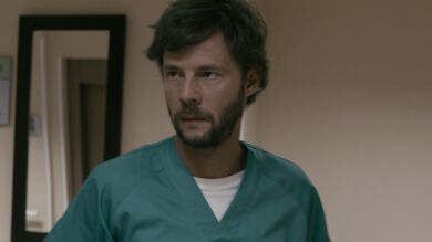 Pablo intenta darle el medicamento a María antes de empezar la cura de sueño