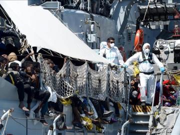 Guardia Costera de Italia rescata grupo de inmigrantes