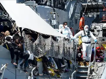Guardia Costera de Italia rescata grupo de inmigrantes Guardia Costera de Italia rescata grupo de inmigrantes