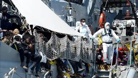 Guardia Costera de Italia rescata grupo de inmigrantes Guardia Costera de Italia rescata grupo de inmigrantes