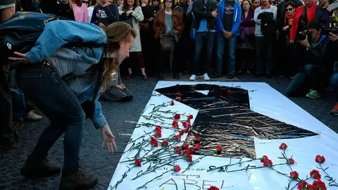 Una joven deposita flores en el homenaje al profesor fallecido Una joven deposita flores en el homenaje al profesor fallecido