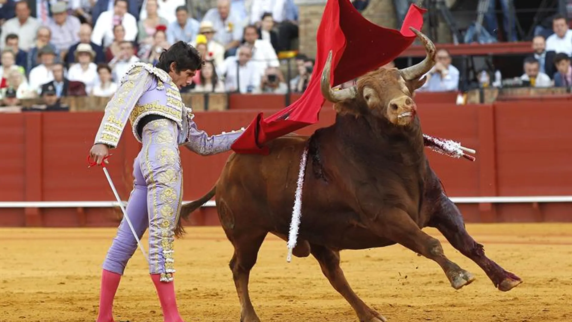 El diestro Sebastián Castella en la faena a su primer toro