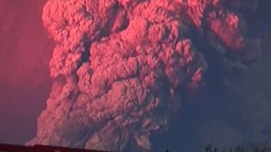 El volcán Calbuco obliga a evacuar a más de 4.400 personas y cubre de cenizas el sur de Chile