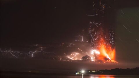  El volc&aacute;n activo Calbuco en Puerto Montt, ubicado a 1000 kil&oacute;metros de Santiago de Chile.