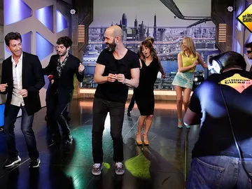 Quim Gutiérrez y Marta Etura bailando con el equipo Quim Gutiérrez y Marta Etura bailando con el equipo