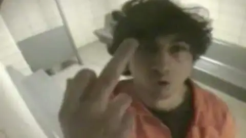 Una imagen de Tsarnaev, responsable de los atentados de Boston, muestra que no estaría arrepentido Una imagen de Tsarnaev, responsable de los atentados de Boston, muestra que no estaría arrepentido