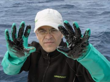 Miembro de la organización que se han desplazado hoy en un barco hasta la zona del hundimiento del "Oleg Naydenov", en aguas al sur de Gran Canaria.