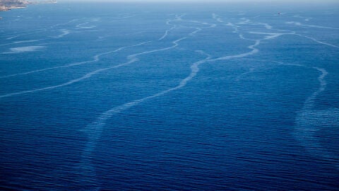 Restos del fuel aproxim&aacute;ndose a la costa del municipio grancanario de Mog&aacute;n