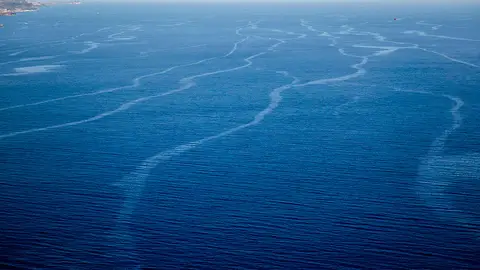 Restos del fuel aproximándose a la costa del municipio grancanario de Mogán Restos del fuel aproximándose a la costa del municipio grancanario de Mogán