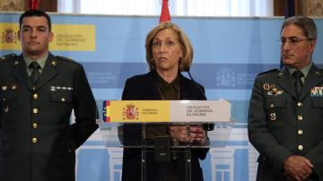 La delegada del Gobierno en Madrid durante la rueda de prensa junto a mandos de la Guardia Civil,