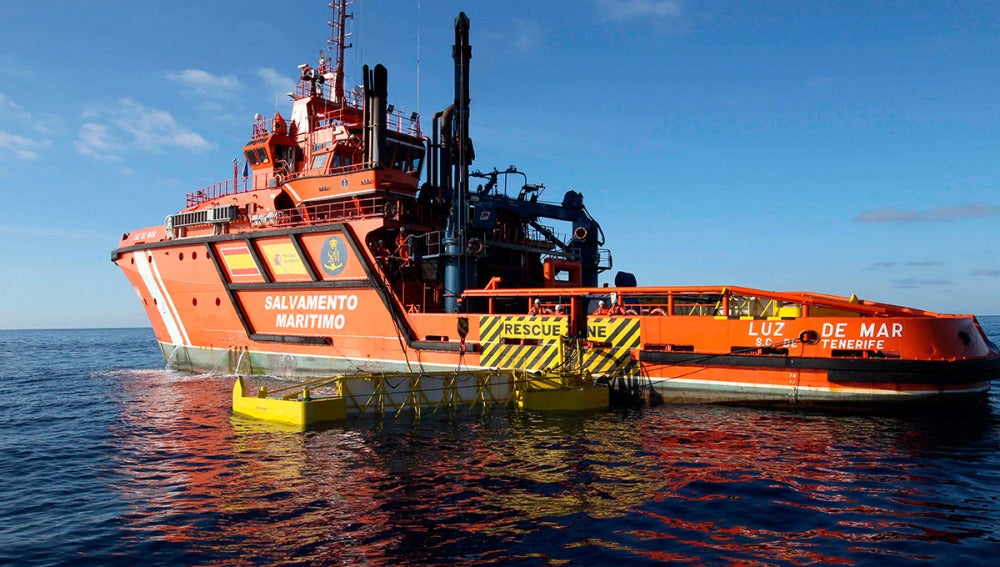 El barco Luz de Mar, de Salvamento Marítimo, realiza labores de búsqueda de combustible en la costa de Gran Canaria