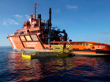 El barco Luz de Mar, de Salvamento Marítimo, realiza labores de búsqueda de combustible en la costa de Gran Canaria