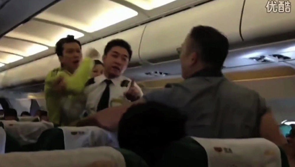 Chinos peleándose en un avión