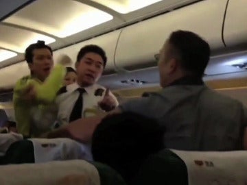 Chinos peleándose en un avión Chinos peleándose en un avión