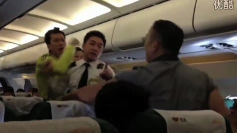 Chinos pele&aacute;ndose en un avi&oacute;n
