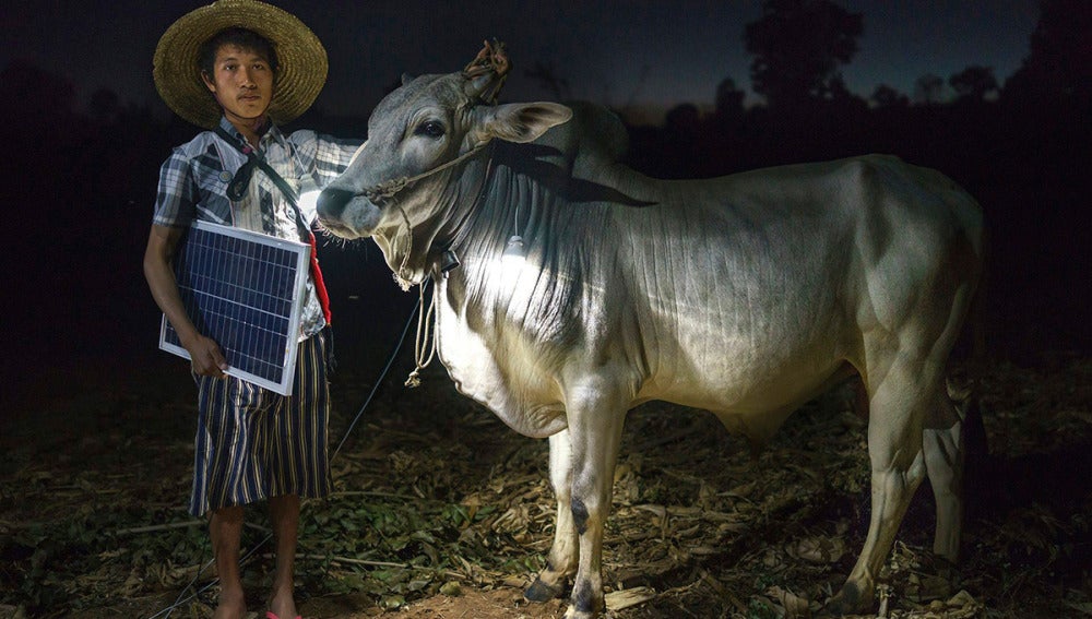 Fotografía de la serie "Solar Portraits in Myanmar"