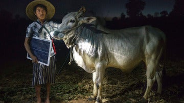 Fotografía de la serie "Solar Portraits in Myanmar"