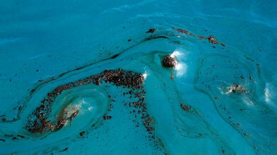 Los bañistas ya notan la llegada de crudo a las playas canarias