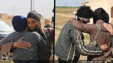 Yihadistas del Estado Islámico abrazan a dos homosexuales antes de lapidarlos