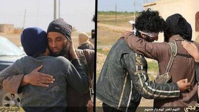 Yihadistas del Estado Islámico abrazan a dos homosexuales antes de lapidarlos en Siria