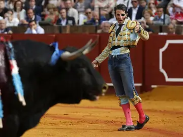 Padilla tras poner un par de banderillas vistiendo unos pantalones vaqueros tras ser enganchado en el muslo Padilla tras poner un par de banderillas vistiendo unos pantalones vaqueros tras ser enganchado en el muslo