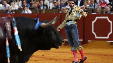 Padilla se lleva una oreja en una gran tarde con susto y toreo a destajo