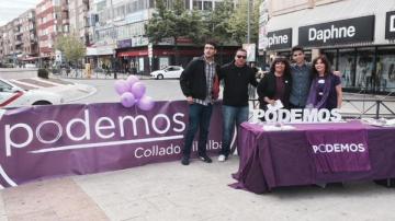 Mesa informativa de Podemos en Collado Villalba