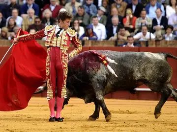 El diestro Manuel Escribano durante la faena a su primer toro El diestro Manuel Escribano durante la faena a su primer toro
