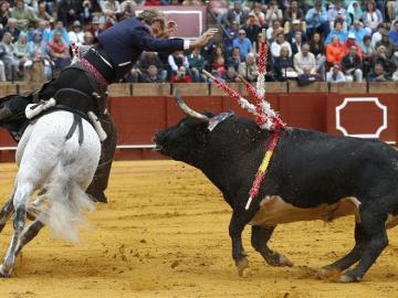 El rejoneador Fermín Bohórquez con su astado