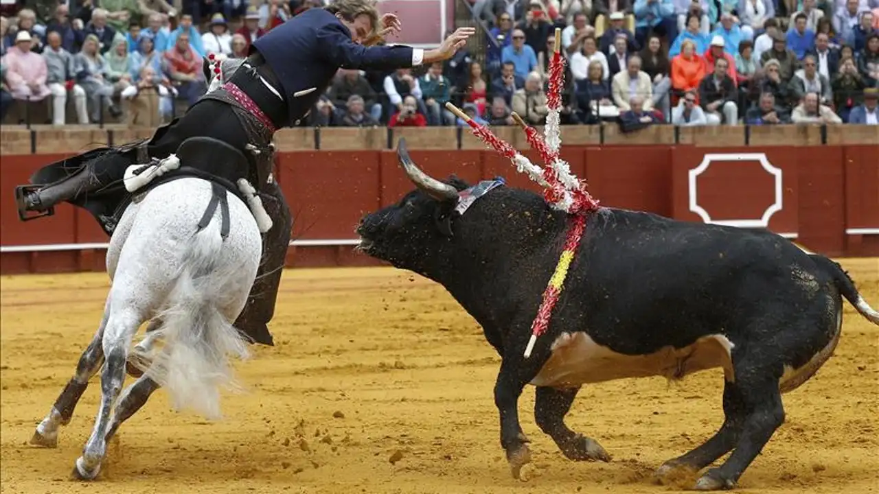El rejoneador Fermín Bohórquez con su astado