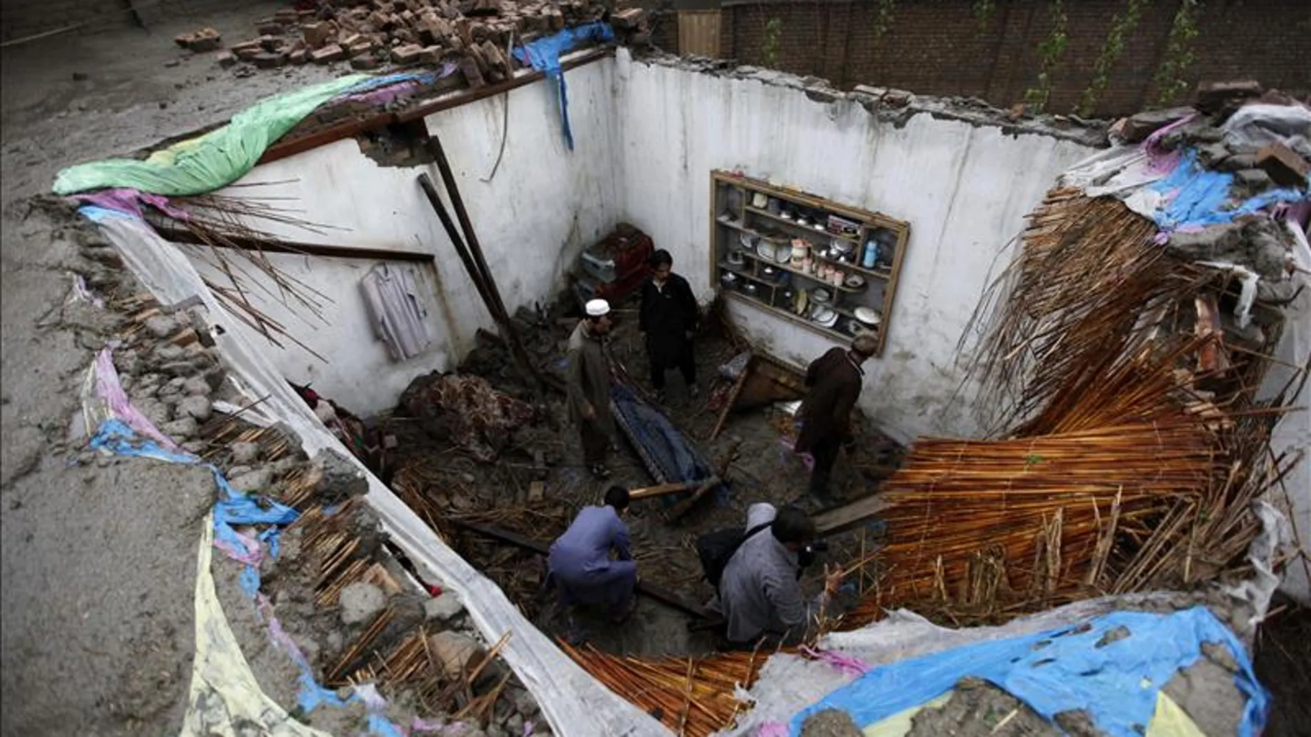 Los vecinos tratan de recuperar algunas pertenencias tras derrumbarse sus hogares Los vecinos tratan de recuperar algunas pertenencias tras derrumbarse sus hogares