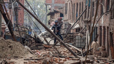 Los niños de Nepal vuelven a la escuela en aulas provisionales