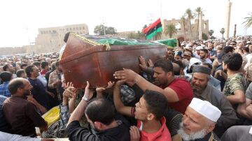 Un grupo de familiares libios durante un funeral
