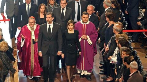 Los reyes, Artur Mas y Mariano Rajoy, a su llegada al funeral por las v&iacute;ctimas de la tragedia de Germanwings