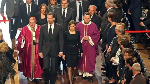 Los reyes, Artur Mas y Mariano Rajoy, a su llegada al funeral por las víctimas de la tragedia de Germanwings Los reyes, Artur Mas y Mariano Rajoy, a su llegada al funeral por las víctimas de la tragedia de Germanwings