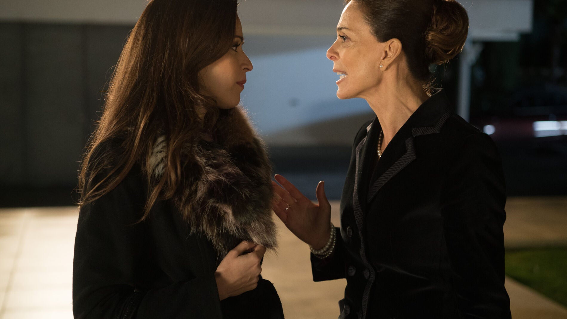 Luisa y Amparo discuten 