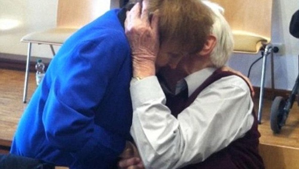 Eva Kor abraza a Oskar Groening, exmilitar de los SS