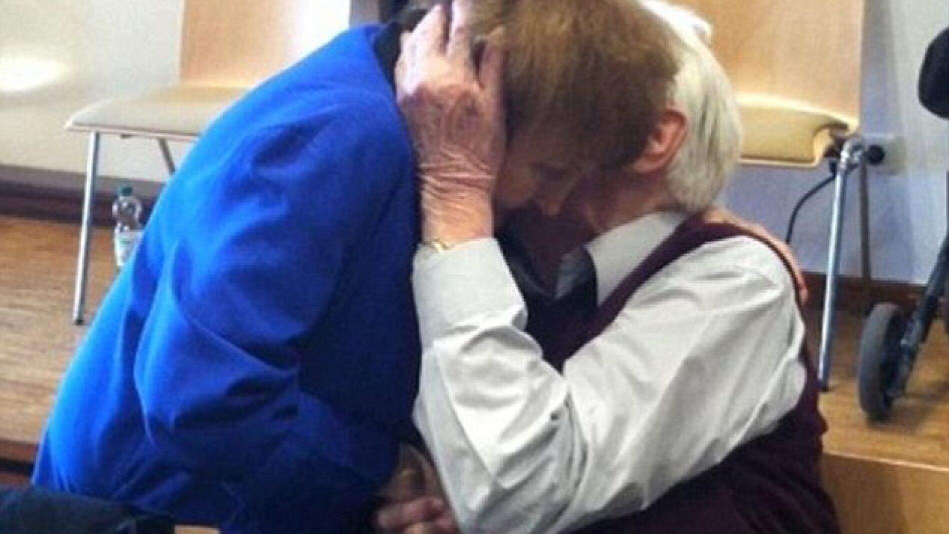 Eva Kor abraza a Oskar Groening, exmilitar de los SS