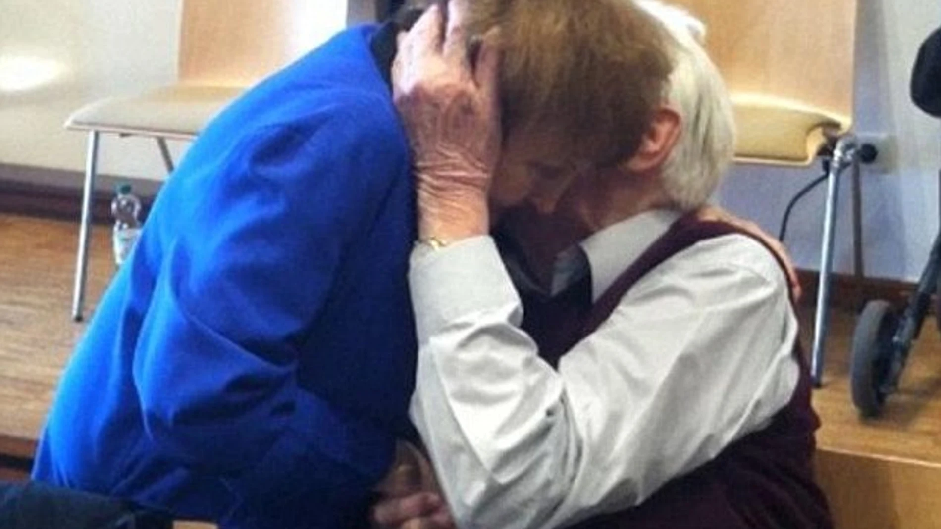 Eva Kor abraza a Oskar Groening, exmilitar de los SS Eva Kor abraza a Oskar Groening, exmilitar de los SS