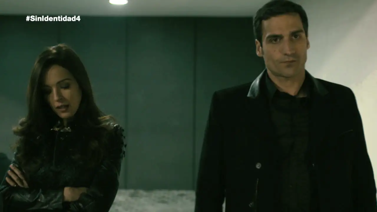 Amparo interroga a Álex sobre Curro