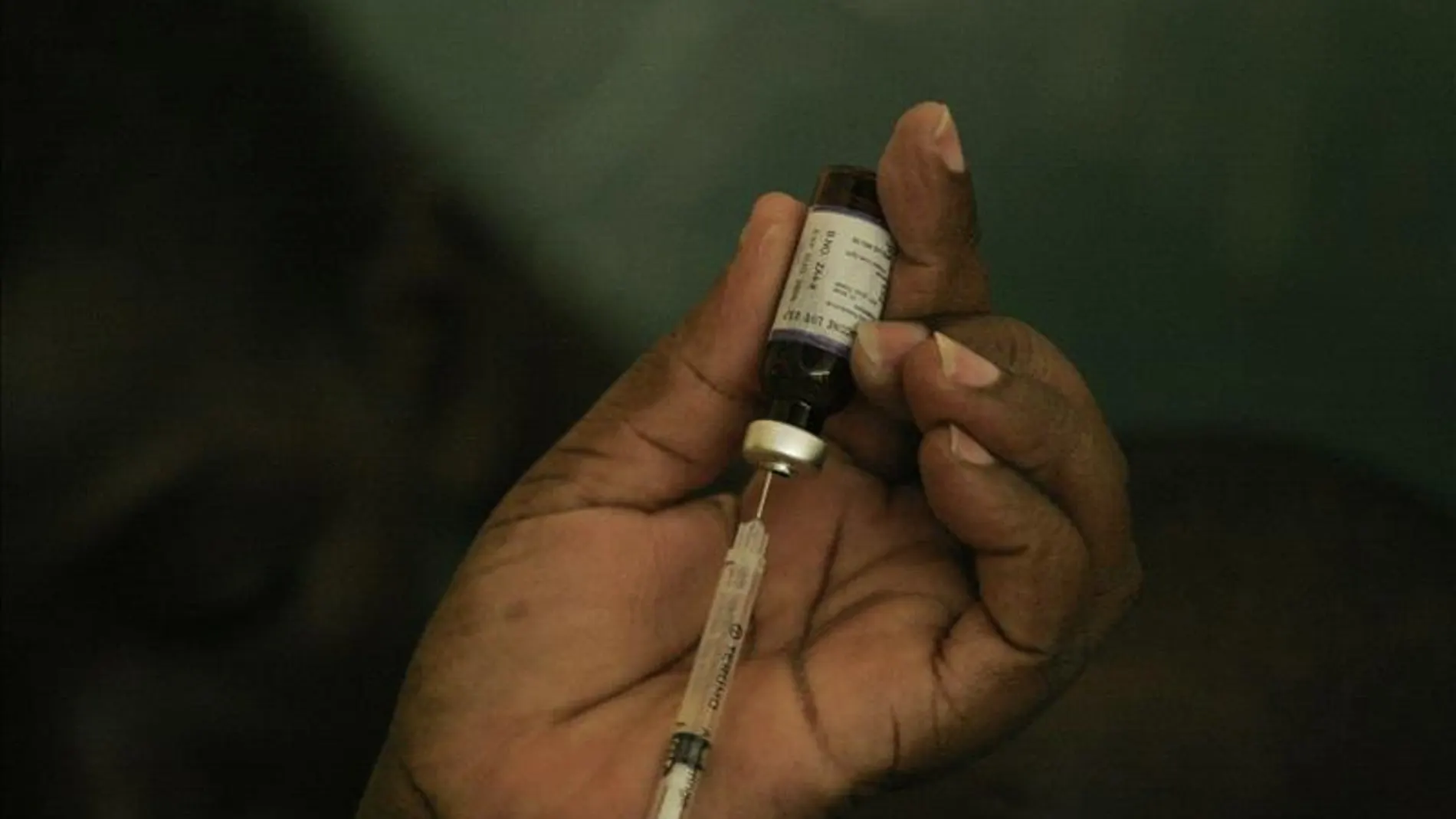 Una enfermera prepara una dosis de la vacuna contra la rubéola Una enfermera prepara una dosis de la vacuna contra la rubéola