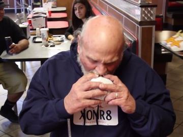 Michael Hanline disfrutando una hamburguesa Michael Hanline disfrutando una hamburguesa