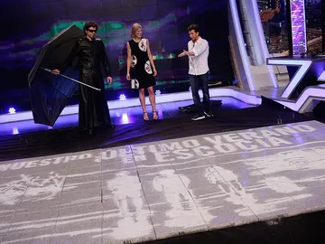 Rosamund Pike con el Hombre de Negro en El Hormiguero 3.0 Rosamund Pike con el Hombre de Negro en El Hormiguero 3.0