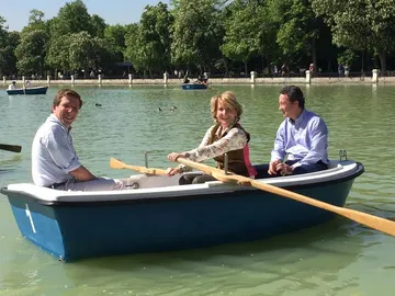 Esperanza Aguirre, en una barca del estanque del Retiro Esperanza Aguirre, en una barca del estanque del Retiro