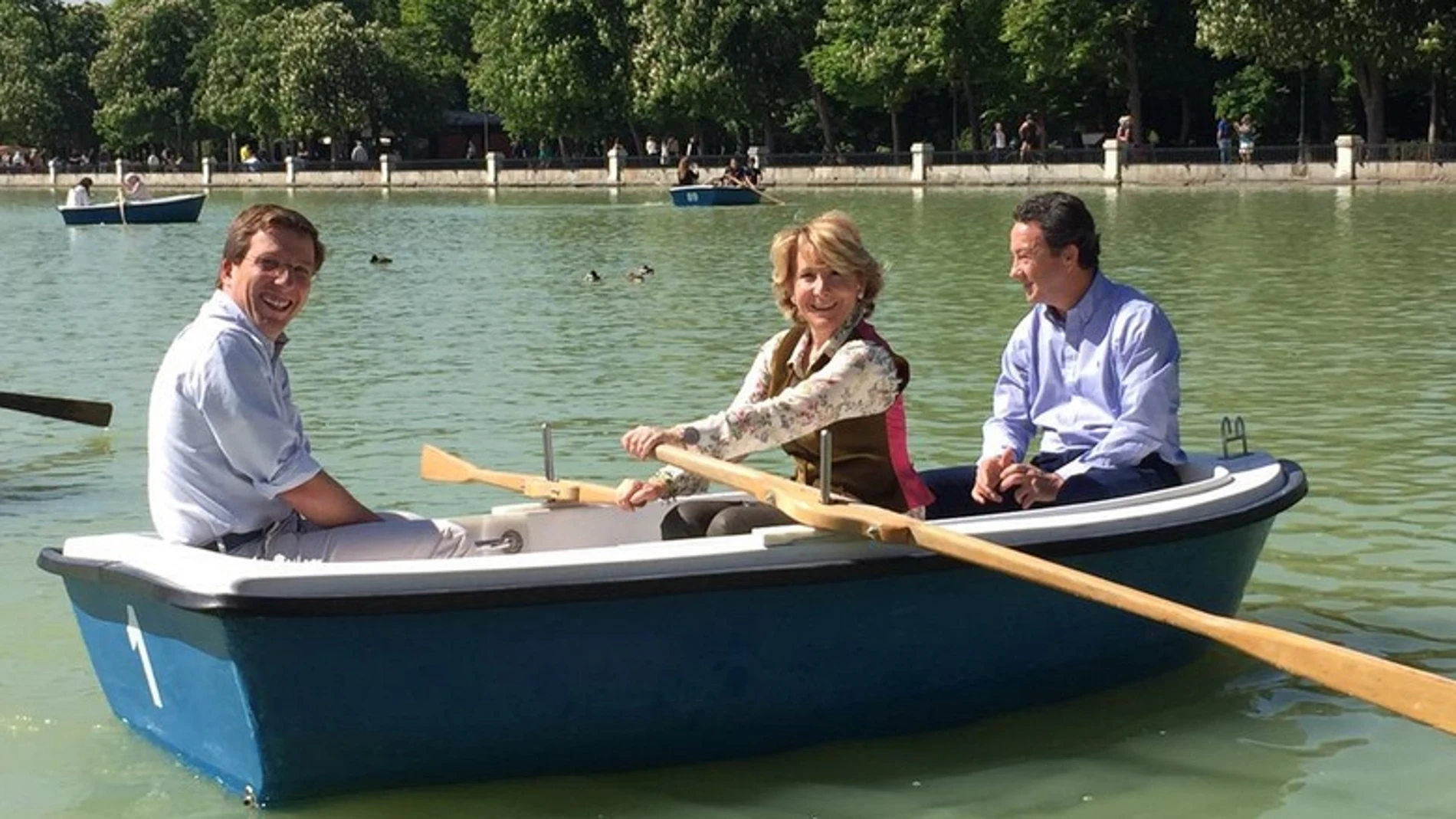 Esperanza Aguirre, en una barca del estanque del Retiro