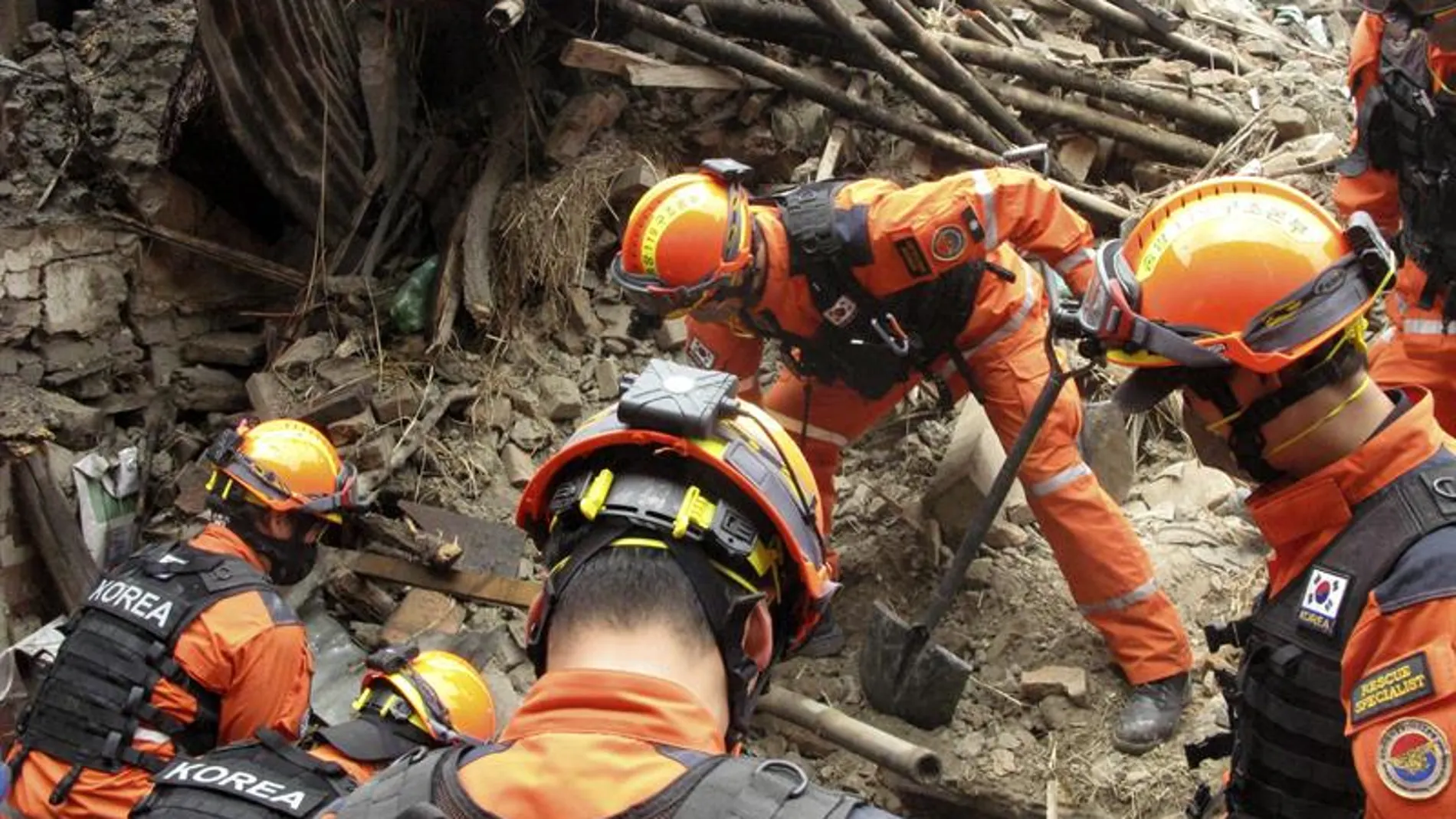 Miembros de los equipos de resctate trabajan en Bhaktapur Miembros de los equipos de resctate trabajan en Bhaktapur